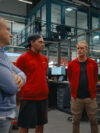 REWE-Team steht im Lagerbüro und bespricht sich.