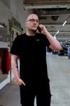 Mitarbeiter von REWE Lieferservice telefoniert